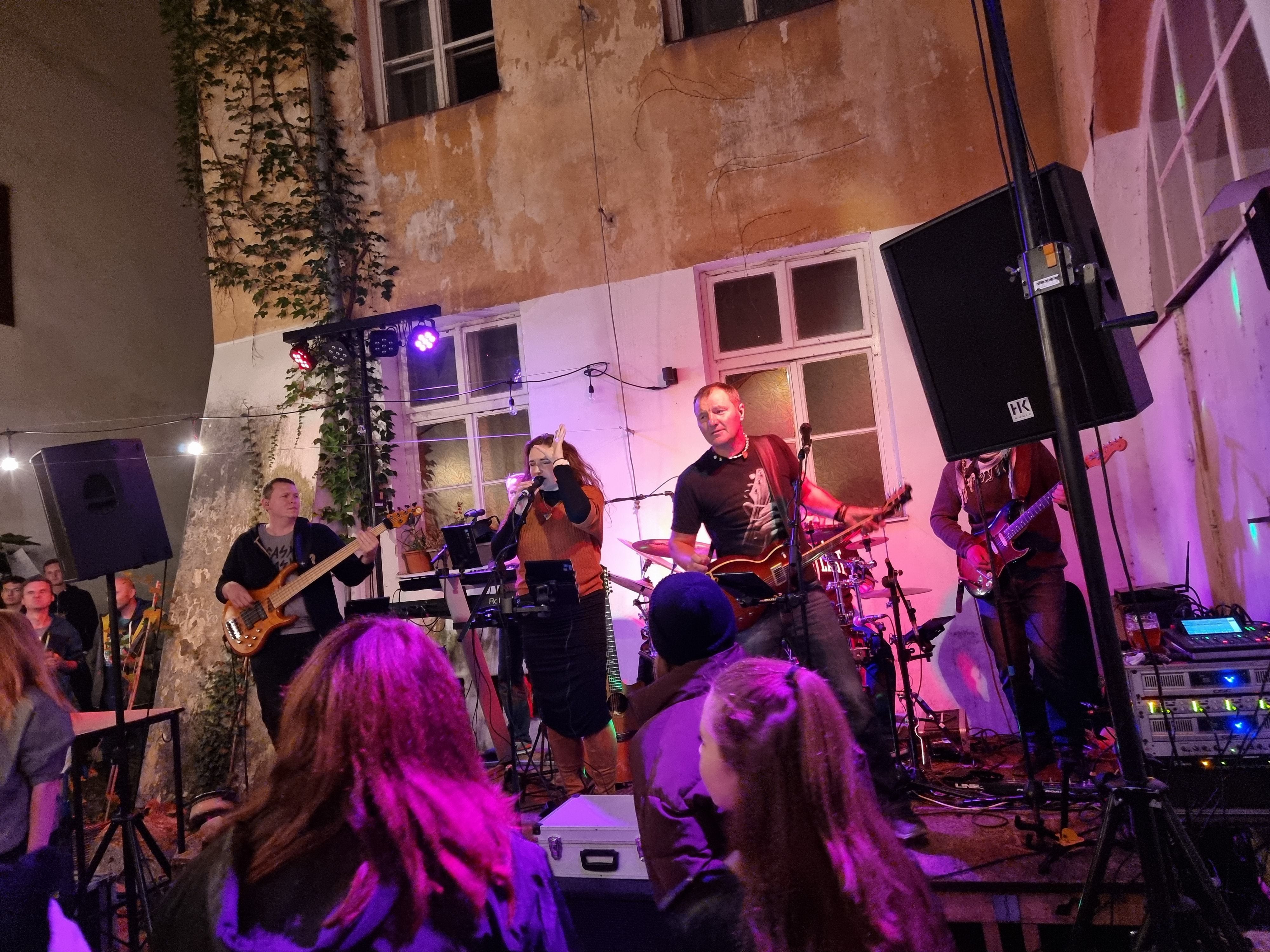 Živá hudba U Zajíce - For People